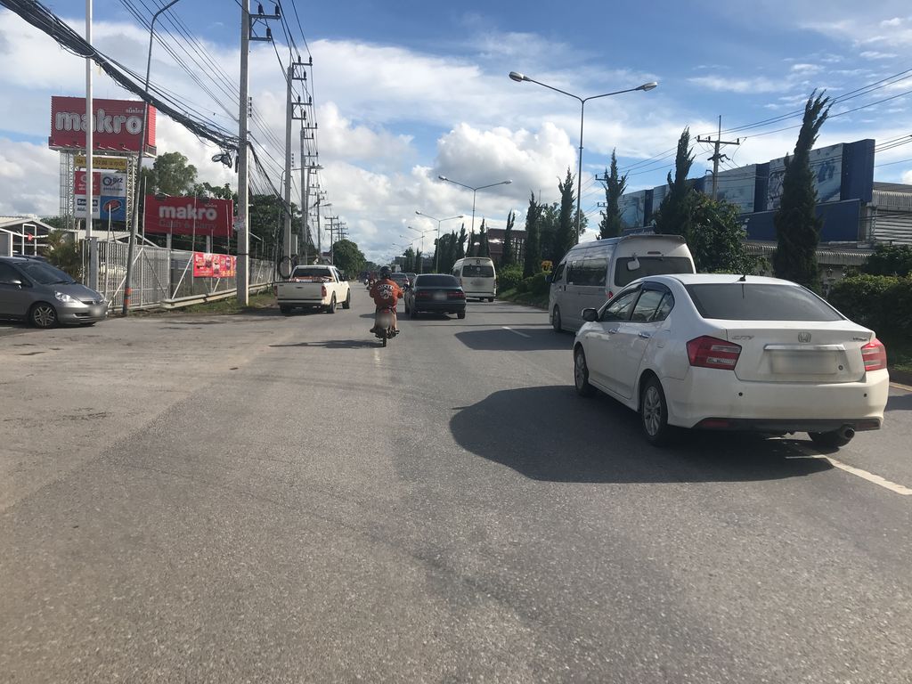 ภาพถนนตรงที่ ร้านศรีสุดาเฟอร์นิเจอร์ ตั้งอยู่ ถ่ายโดย wiwattantib พ.ศ. 2561 (2018) · A street-level view of where ร้านศรีสุดาเฟอร์นิเจอร์ · Ran Sisuda Furniture stands, by wiwattantib in 2561 (2018)