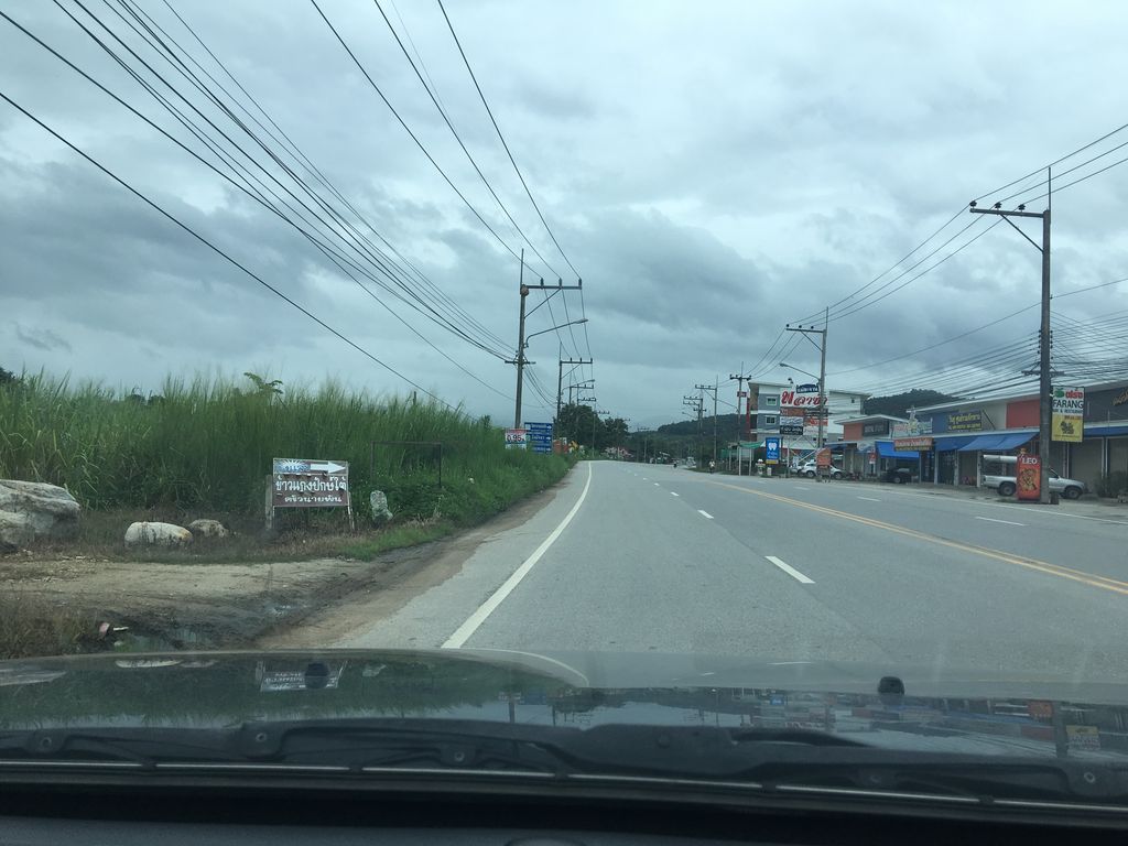 ภาพถนนตรงที่ Chern - เชิญกินเต็กกัน Atแม่ขะจาน ตั้งอยู่ ถ่ายโดย wapriz พ.ศ. 2561 (2018) · A street-level view of where Chern - เชิญกินเต็กกัน Atแม่ขะจาน stands, by wapriz in 2561 (2018)