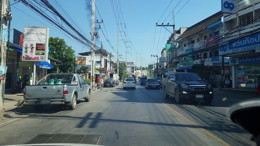 ภาพถนนตรงที่ ตลาดสดเด่นห้า ตั้งอยู่ ถ่ายโดย igorzo พ.ศ. 2562 (2019) · A street-level view of where ตลาดสดเด่นห้า · Denha Fresh market stands, by igorzo in 2562 (2019)