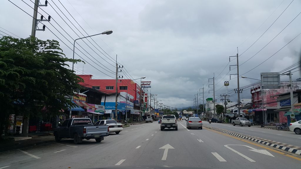 ภาพถนนตรงที่ เฮือนแก้วโมบาย ตั้งอยู่ ถ่ายโดย jrcarlsen พ.ศ. 2559 (2016) · A street-level view of where เฮือนแก้วโมบาย · Hueankwae Mobile stands, by jrcarlsen in 2559 (2016)