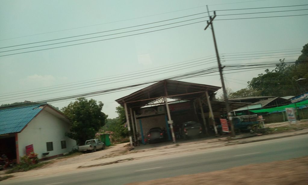 ภาพถนนตรงที่ คลีนิกหมอสุทธิพงษ์ ตั้งอยู่ ถ่ายโดย ozflor พ.ศ. 2562 (2019) · A street-level view of where คลีนิกหมอสุทธิพงษ์ · Clinic Mo Sutthi Phong stands, by ozflor in 2562 (2019)