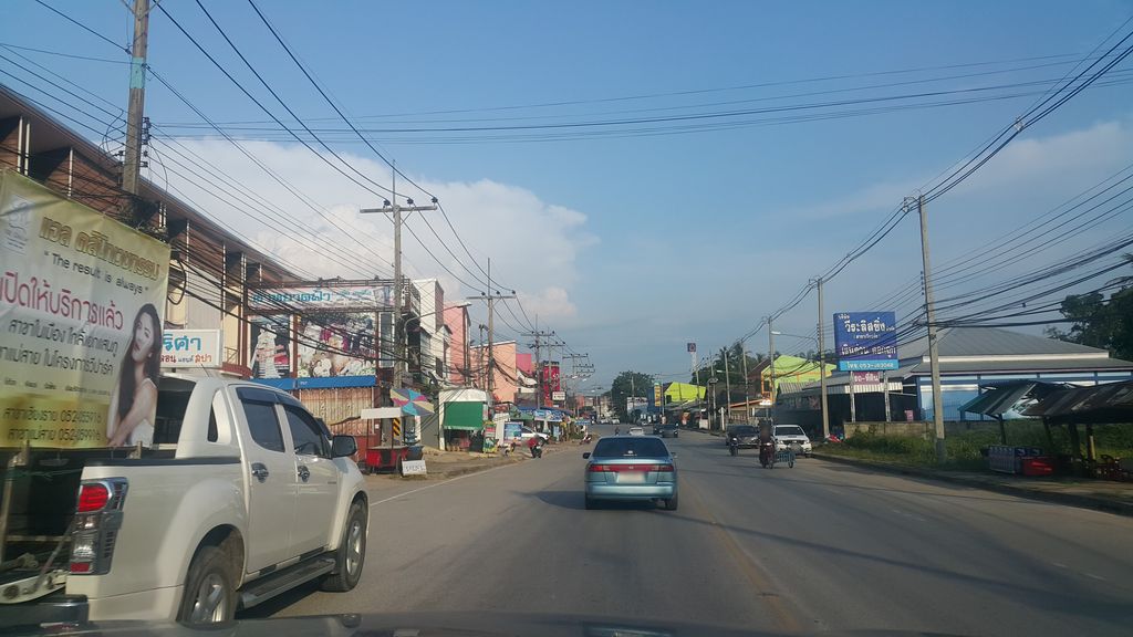 ภาพถนนตรงที่ Areerukboriban School ตั้งอยู่ ถ่ายโดย jrcarlsen พ.ศ. 2560 (2017) · A street-level view of where Areerukboriban School stands, by jrcarlsen in 2560 (2017)