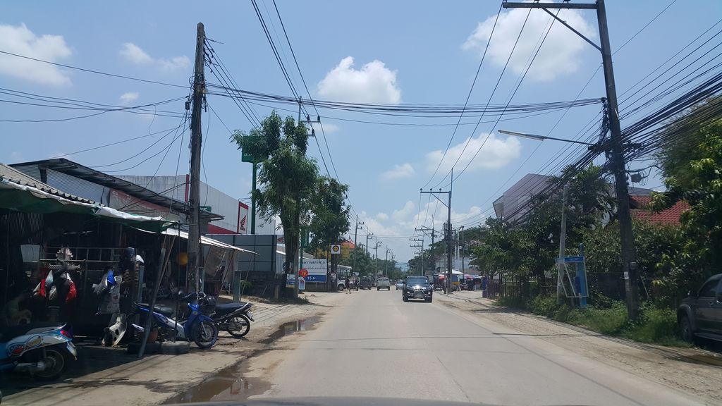 ภาพถนนตรงที่ สำนักงานสถิติจังหวัดเชียงราย ตั้งอยู่ ถ่ายโดย jrcarlsen พ.ศ. 2560 (2017) · A street-level view of where สำนักงานสถิติจังหวัดเชียงราย · Samnakngan Sathiti Changwat Chiang Rai stands, by jrcarlsen in 2560 (2017)