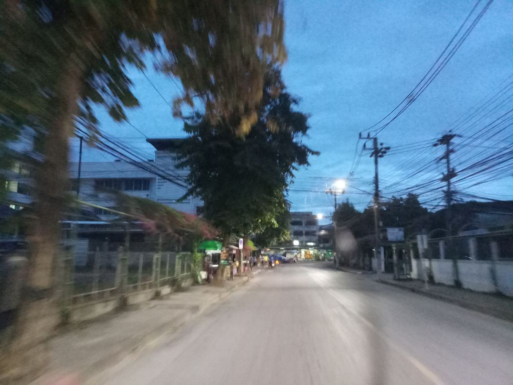 ภาพถนนตรงที่ อาคาร 84 ปีอนุสรณ์ ตั้งอยู่ ถ่ายโดย jang พ.ศ. 2561 (2018) · A street-level view of where อาคาร 84 ปีอนุสรณ์ · Akhan 84 Pianutra stands, by jang in 2561 (2018)