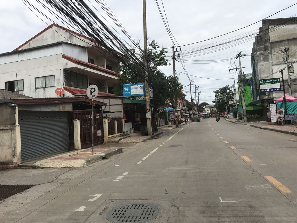 ภาพถนนตรงที่ 1055 Brewing at Corner ตั้งอยู่ ถ่ายโดย kiw พ.ศ. 2561 (2018) · A street-level view of where 1055 Brewing at Corner stands, by kiw in 2561 (2018)