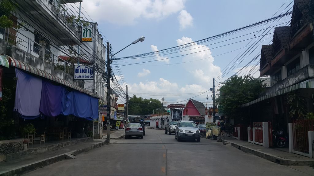 ภาพถนนตรงที่ Chai Machete Tours ตั้งอยู่ ถ่ายโดย jrcarlsen พ.ศ. 2560 (2017) · A street-level view of where Chai Machete Tours stands, by jrcarlsen in 2560 (2017)