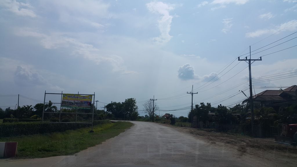ภาพถนนตรงที่ สหกรณ์การเกษตรเมืองเชียงราย จำกัด (สาขาบ้านเวียงกือนา) ตั้งอยู่ ถ่ายโดย jrcarlsen พ.ศ. 2560 (2017) · A street-level view of where สหกรณ์การเกษตรเมืองเชียงราย จำกัด (สาขาบ้านเวียงกือนา) · Kan Kaset Mueang Chiang Rai Chamkat (sakha Ban Wiang Kuena) Cooperative stands, by jrcarlsen in 2560 (2017)