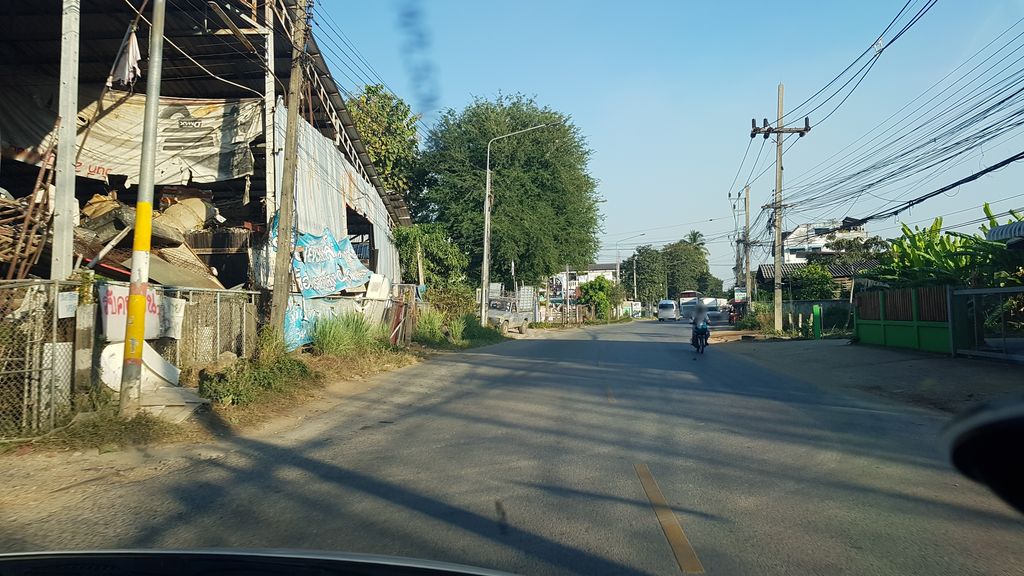ภาพถนนตรงที่ สมศักดิ์คาร์แคร์ ตั้งอยู่ ถ่ายโดย igorzo พ.ศ. 2562 (2019) · A street-level view of where สมศักดิ์คาร์แคร์ · Somsak Car Care stands, by igorzo in 2562 (2019)