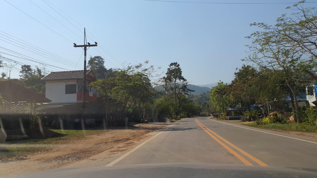 ภาพถนนตรงที่ ร้านขุนกรณ์ ตั้งอยู่ ถ่ายโดย jrcarlsen พ.ศ. 2565 (2022) · A street-level view of where ร้านขุนกรณ์ · Ran Khun Kon stands, by jrcarlsen in 2565 (2022)