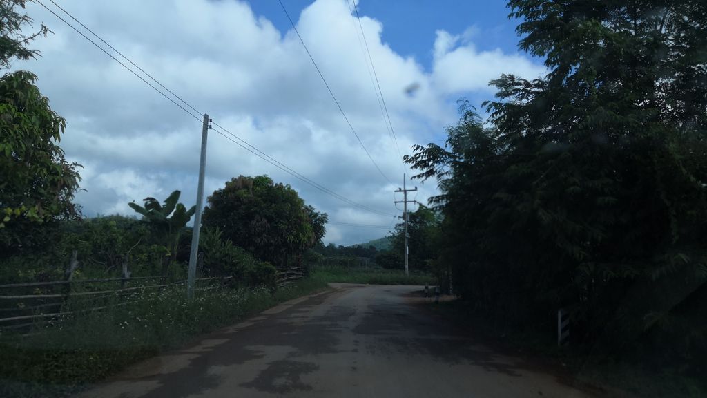 ภาพถนนตรงที่ ฮิมโหโข ตั้งอยู่ ถ่ายโดย charlesano พ.ศ. 2561 (2018) · A street-level view of where ฮิมโหโข · Himhokho stands, by charlesano in 2561 (2018)