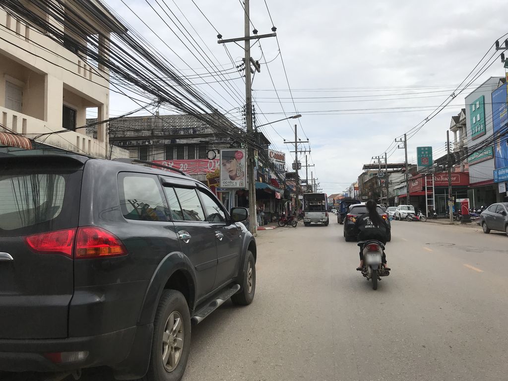 ภาพถนนตรงที่ ศัลยกรรมเชียงราย By Bangkok Clinic ตั้งอยู่ ถ่ายโดย kiw พ.ศ. 2561 (2018) · A street-level view of where ศัลยกรรมเชียงราย By Bangkok Clinic stands, by kiw in 2561 (2018)