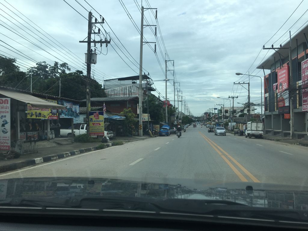 ภาพถนนตรงที่ Langkhanuea ตั้งอยู่ ถ่ายโดย wapriz พ.ศ. 2561 (2018) · A street-level view of where Langkhanuea stands, by wapriz in 2561 (2018)