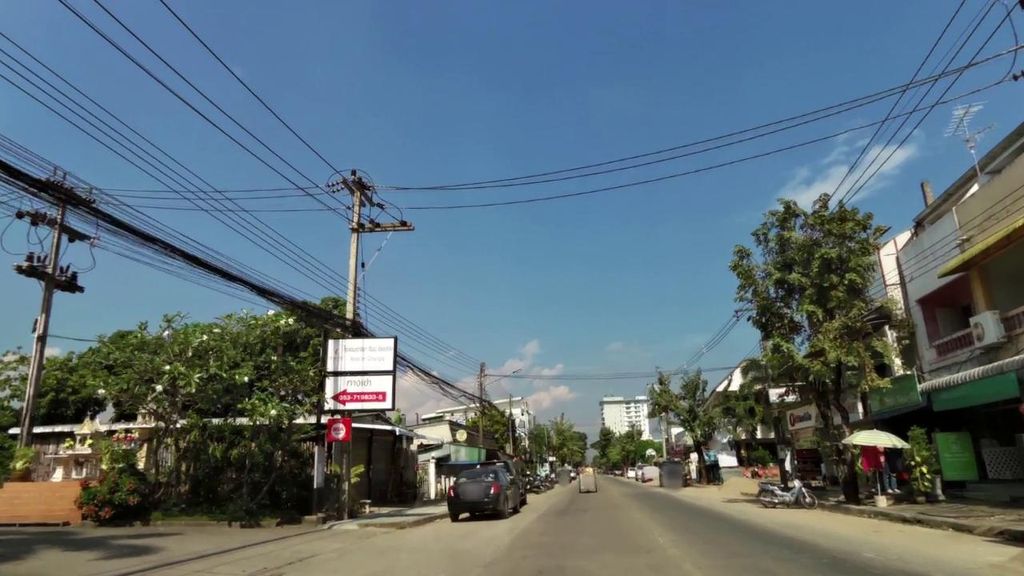 ภาพถนนตรงที่ ร้านลาบปลา สนามบินเก่า ตั้งอยู่ ถ่ายโดย toffy พ.ศ. 2561 (2018) · A street-level view of where ร้านลาบปลา สนามบินเก่า · Ran Lappla Sanambin Kao stands, by toffy in 2561 (2018)