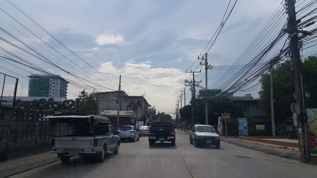 ภาพถนนตรงที่ Tastiny Cake Cafe ตั้งอยู่ ถ่ายโดย jrcarlsen พ.ศ. 2560 (2017) · A street-level view of where Tastiny Cake Cafe stands, by jrcarlsen in 2560 (2017)