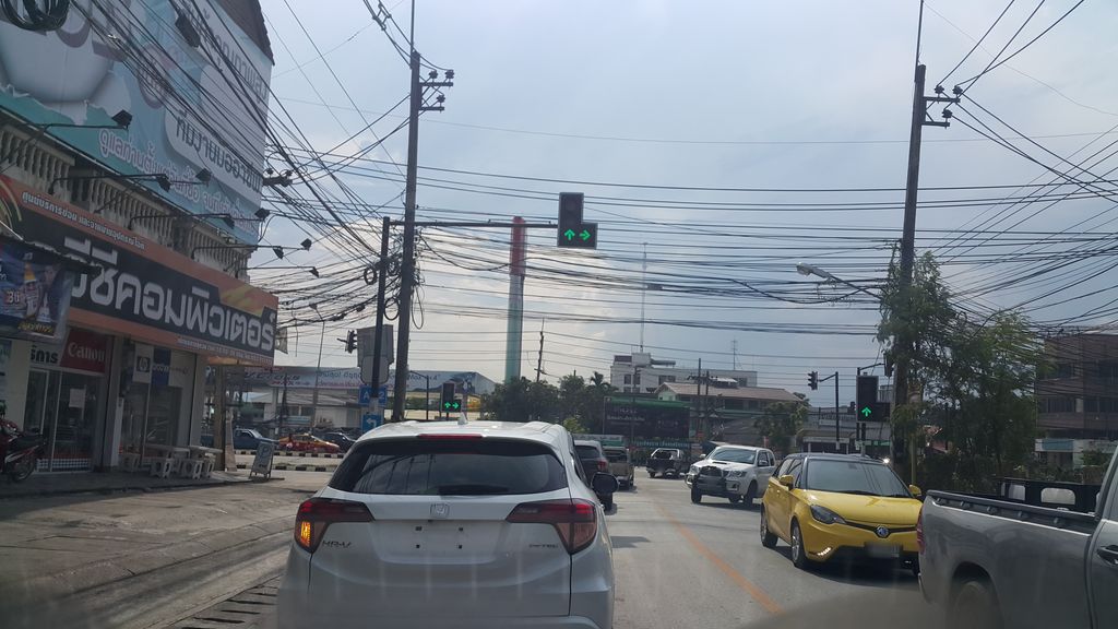 ภาพถนนตรงที่ ไฮเวย์แก๊สเชียงราย ตั้งอยู่ ถ่ายโดย jrcarlsen พ.ศ. 2560 (2017) · A street-level view of where ไฮเวย์แก๊สเชียงราย · Highway Kaet Chiang Rai stands, by jrcarlsen in 2560 (2017)