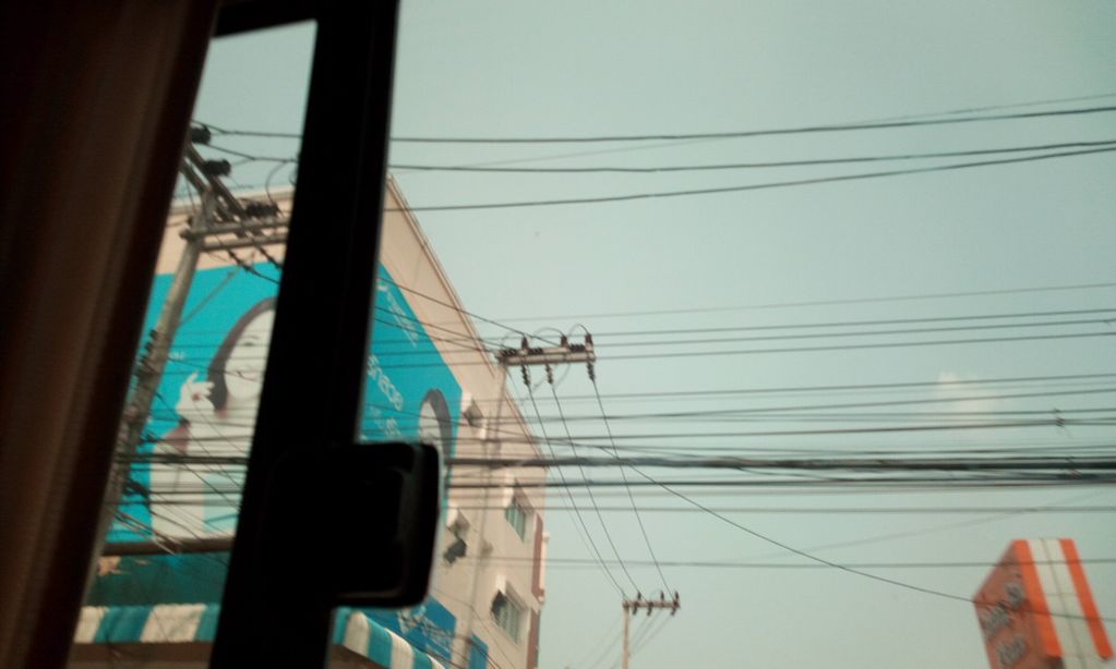 ภาพถนนตรงที่ Valantine House ป่าก่อเชียงราย ตั้งอยู่ ถ่ายโดย ozflor พ.ศ. 2562 (2019) · A street-level view of where Valantine House ป่าก่อเชียงราย stands, by ozflor in 2562 (2019)