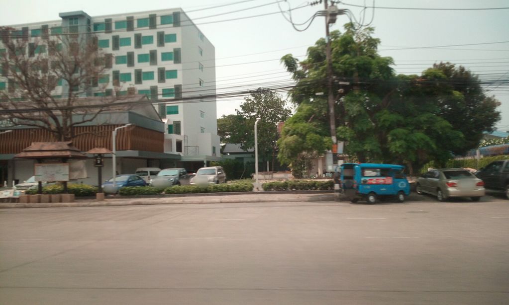 ภาพถนนตรงที่ โรตีปรีดา และ นมสด ตั้งอยู่ ถ่ายโดย ozflor พ.ศ. 2562 (2019) · A street-level view of where โรตีปรีดา และ นมสด · Rotiprida Lae Namasot stands, by ozflor in 2562 (2019)