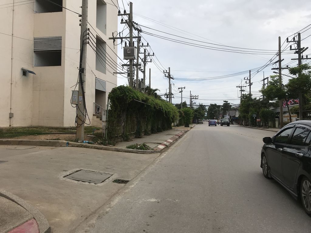 ภาพถนนตรงที่ Surgery Crh ตั้งอยู่ ถ่ายโดย kiw พ.ศ. 2561 (2018) · A street-level view of where Surgery Crh stands, by kiw in 2561 (2018)