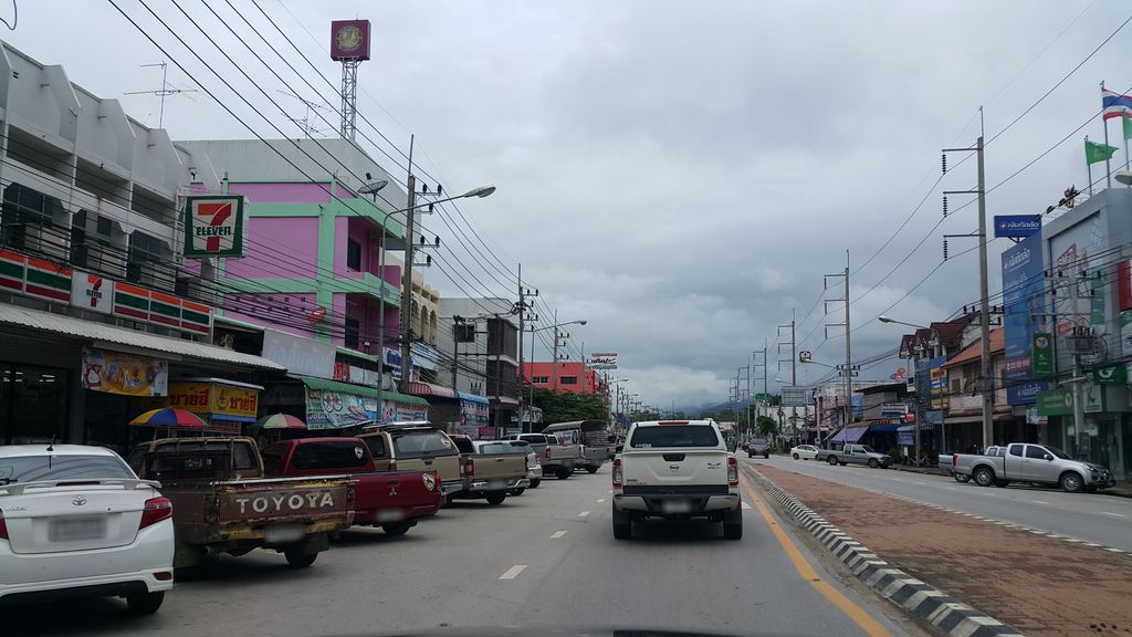ภาพถนนตรงที่ ธนาคารไทยพาณิชย์ ตั้งอยู่ ถ่ายโดย jrcarlsen พ.ศ. 2559 (2016) · A street-level view of where ธนาคารไทยพาณิชย์ · Thaiphanit Bank stands, by jrcarlsen in 2559 (2016)