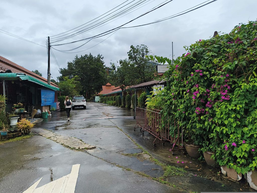 ภาพถนนตรงที่ บ้านน้ำแร่ ตั้งอยู่ ถ่ายโดย marcuscalabresus พ.ศ. 2568 (2025) · A street-level view of where บ้านน้ำแร่ · Ban Nam Rae stands, by marcuscalabresus in 2568 (2025)