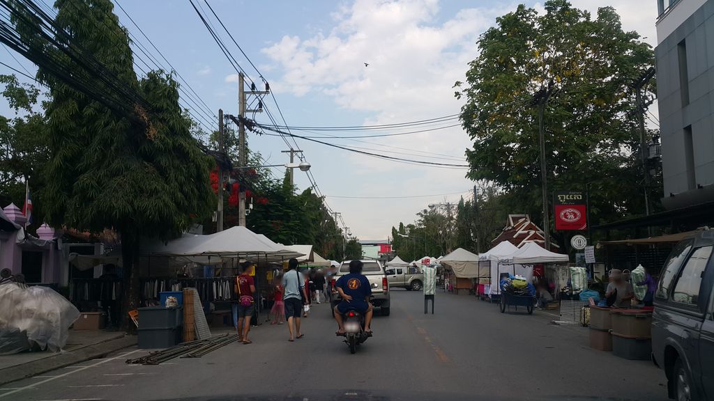 ภาพถนนตรงที่ Vivo Chiangrai ตั้งอยู่ ถ่ายโดย jrcarlsen พ.ศ. 2560 (2017) · A street-level view of where Vivo Chiangrai stands, by jrcarlsen in 2560 (2017)