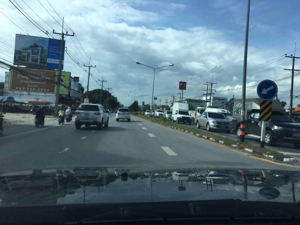 ภาพถนนตรงที่ DEEPAL NT Automobile Chiang Rai ดีพอลเชียงราย ตั้งอยู่ ถ่ายโดย wapriz พ.ศ. 2561 (2018) · A street-level view of where DEEPAL NT Automobile Chiang Rai ดีพอลเชียงราย stands, by wapriz in 2561 (2018)
