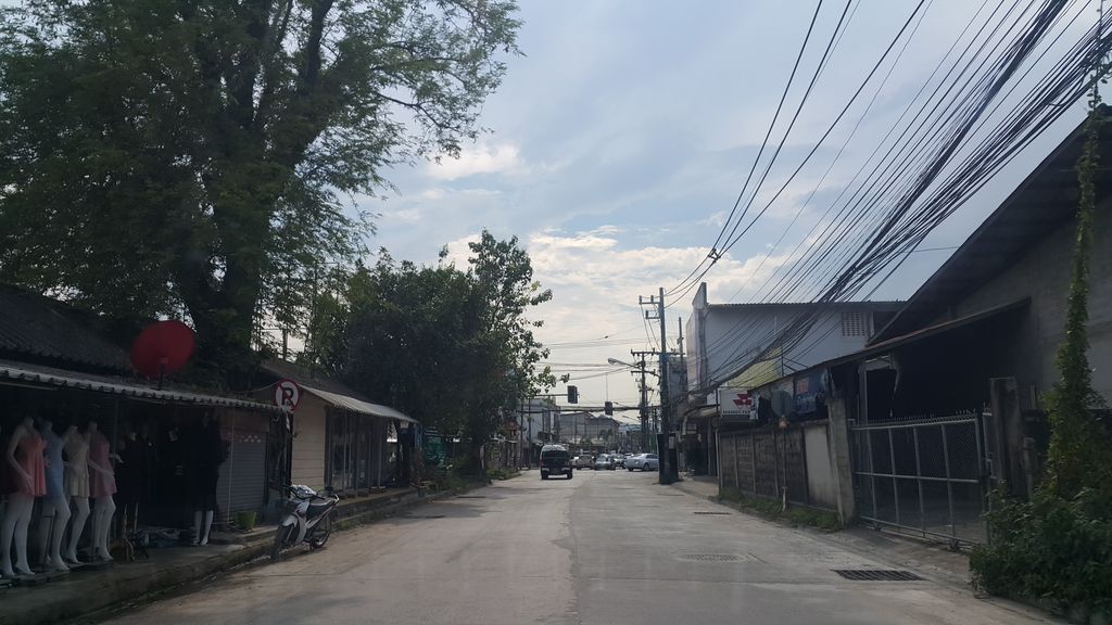 ภาพถนนตรงที่ เกาพุง อาบน้ำตัดขนสปาสัตว์เลี้ยงเชียงราย ตั้งอยู่ ถ่ายโดย jrcarlsen พ.ศ. 2560 (2017) · A street-level view of where เกาพุง อาบน้ำตัดขนสปาสัตว์เลี้ยงเชียงราย · Kaophung Apnamtatkhon Spa Satliang Chiang Rai stands, by jrcarlsen in 2560 (2017)