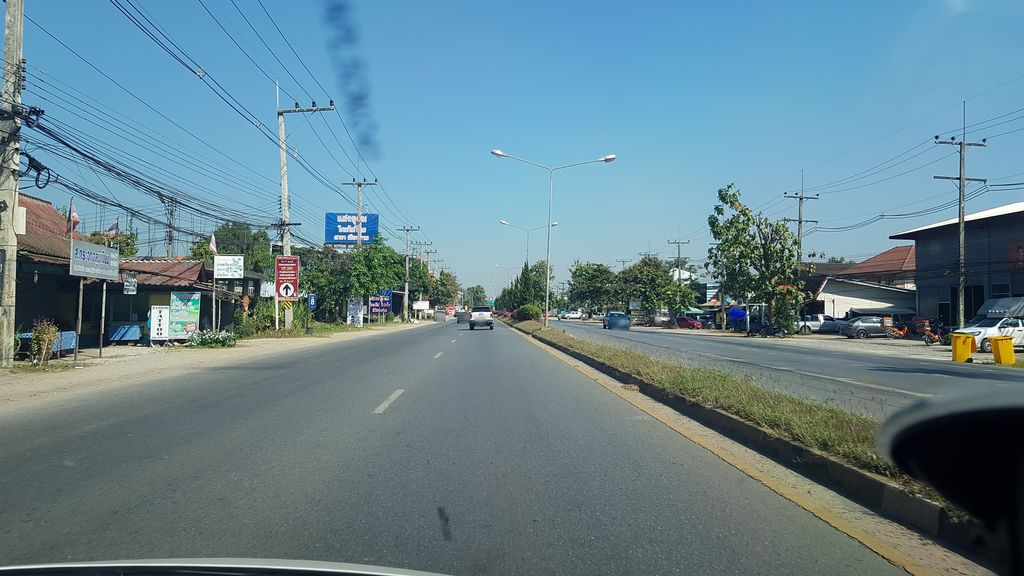 ภาพถนนตรงที่ แม่ยาวยูสด์คาร์ ตั้งอยู่ ถ่ายโดย igorzo พ.ศ. 2562 (2019) · A street-level view of where แม่ยาวยูสด์คาร์ · Mae Yao Yut Car stands, by igorzo in 2562 (2019)
