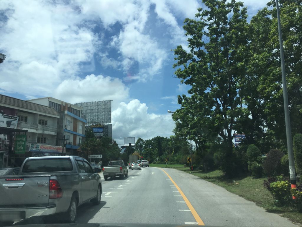 ภาพถนนตรงที่ ซุปเปอร์คาราโอเกะ ตั้งอยู่ ถ่ายโดย wapriz พ.ศ. 2561 (2018) · A street-level view of where ซุปเปอร์คาราโอเกะ · Super Kharaoke stands, by wapriz in 2561 (2018)