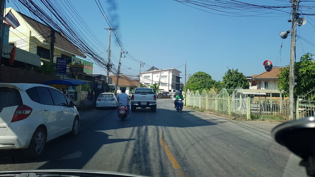 ภาพถนนตรงที่ ครัวทองอินทร์ ตั้งอยู่ ถ่ายโดย igorzo พ.ศ. 2562 (2019) · A street-level view of where ครัวทองอินทร์ · Khrua Thong In stands, by igorzo in 2562 (2019)