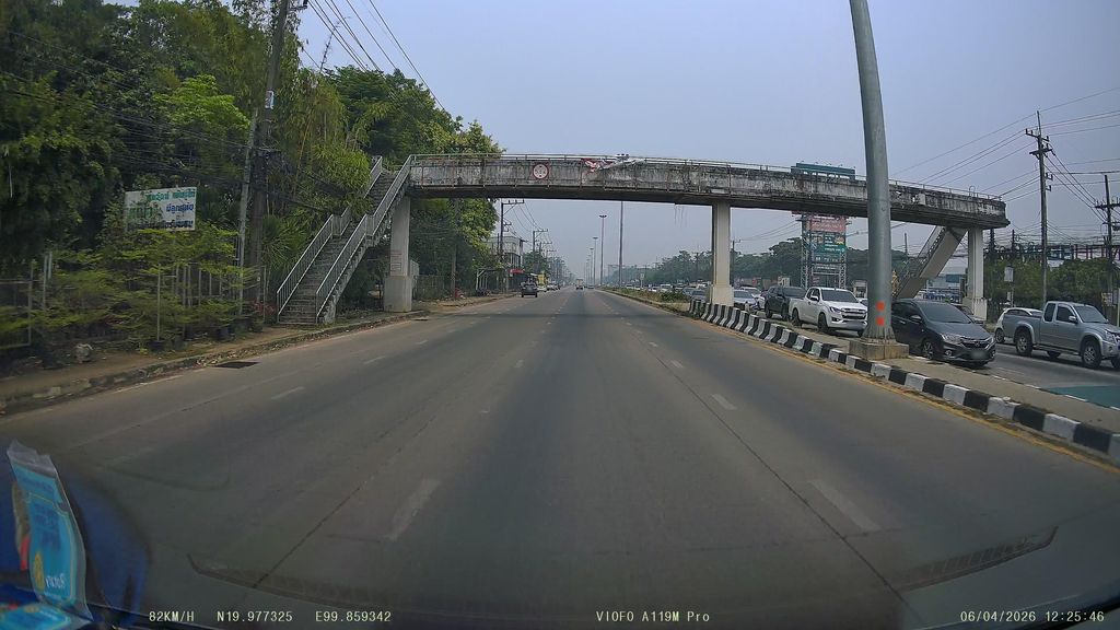 ภาพถนนตรงที่ มหาวิทยาลัยแม่ฟ้าหลวง ตั้งอยู่ ถ่ายโดย ThailandCambodia พ.ศ. 2569 (2026) · A street-level view of where มหาวิทยาลัยแม่ฟ้าหลวง · Mae Fah Luang University stands, by ThailandCambodia in 2569 (2026)