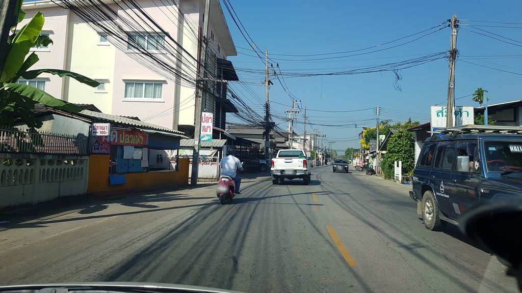 ภาพถนนตรงที่ ส้มตำบ้านไม้ ตั้งอยู่ ถ่ายโดย igorzo พ.ศ. 2562 (2019) · A street-level view of where ส้มตำบ้านไม้ · Som Tam Ban Mai stands, by igorzo in 2562 (2019)