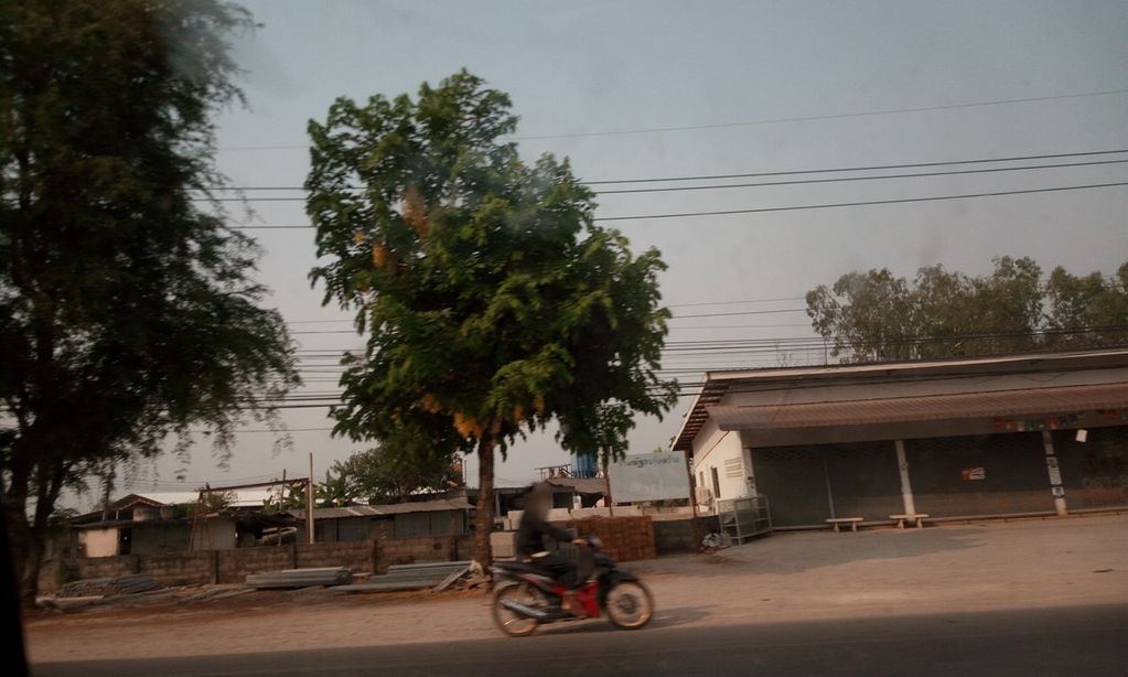 ภาพถนนตรงที่ ร้านณัฐกรก่อสร้าง ตั้งอยู่ ถ่ายโดย ozflor พ.ศ. 2562 (2019) · A street-level view of where ร้านณัฐกรก่อสร้าง · Ran Natka Kosang stands, by ozflor in 2562 (2019)