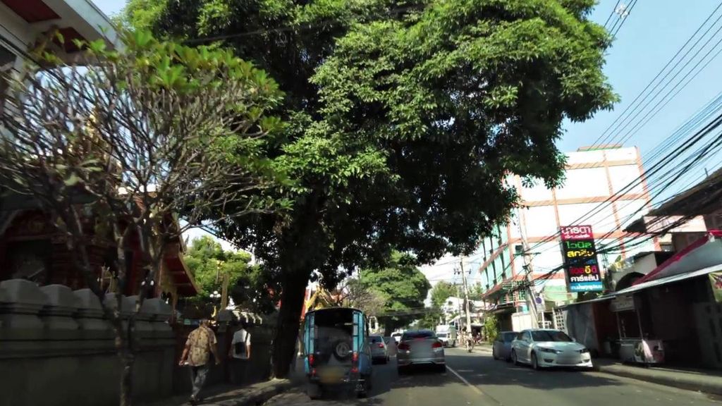 ภาพถนนตรงที่ นารดาเฉาก๊วย ตั้งอยู่ ถ่ายโดย toffy พ.ศ. 2561 (2018) · A street-level view of where นารดาเฉาก๊วย · Nandachaokuai stands, by toffy in 2561 (2018)