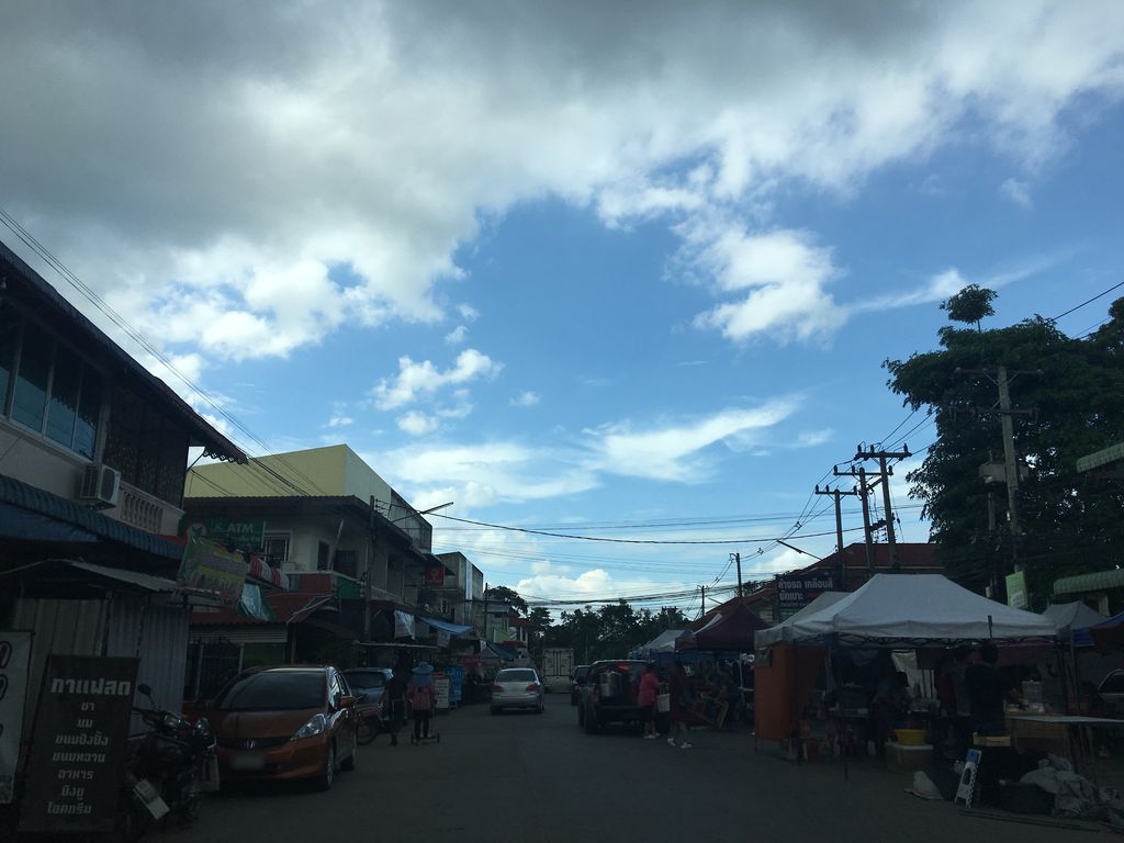 ภาพถนนตรงที่ Family Fashion ตั้งอยู่ ถ่ายโดย wapriz พ.ศ. 2561 (2018) · A street-level view of where Family Fashion stands, by wapriz in 2561 (2018)