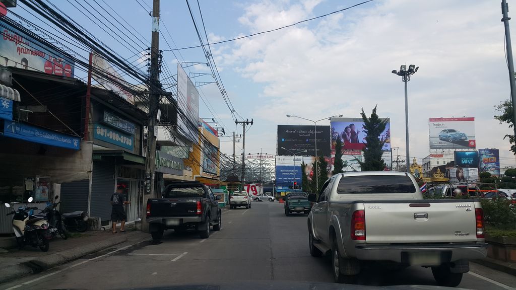 ภาพถนนตรงที่ ไก่อบจินตนา ตั้งอยู่ ถ่ายโดย jrcarlsen พ.ศ. 2560 (2017) · A street-level view of where ไก่อบจินตนา · Kaiopchintana stands, by jrcarlsen in 2560 (2017)
