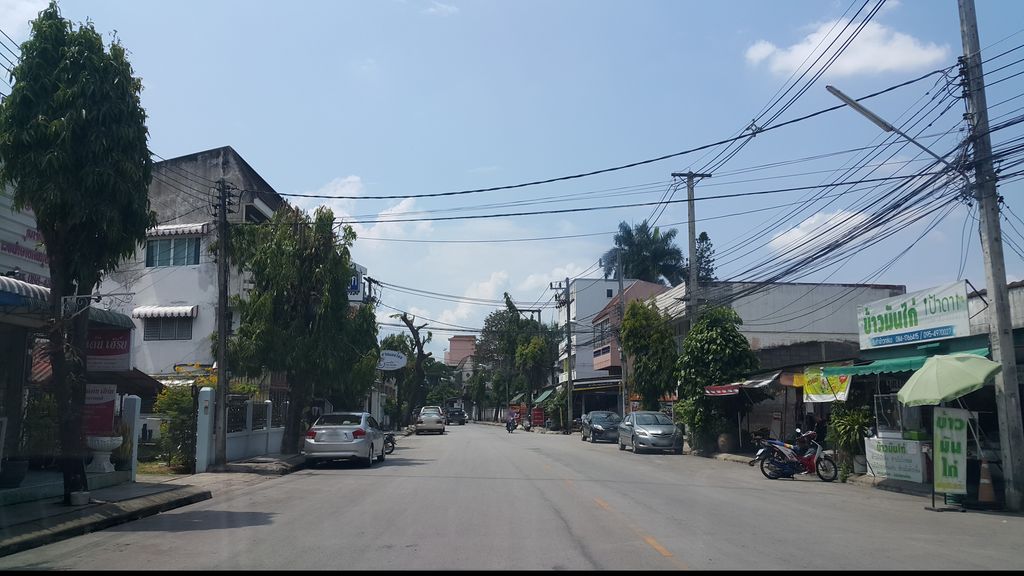 ภาพถนนตรงที่ คริสตจักรความหวังเชียงราย ตั้งอยู่ ถ่ายโดย jrcarlsen พ.ศ. 2560 (2017) · A street-level view of where คริสตจักรความหวังเชียงราย · Khwamwang Chiang Rai Church stands, by jrcarlsen in 2560 (2017)