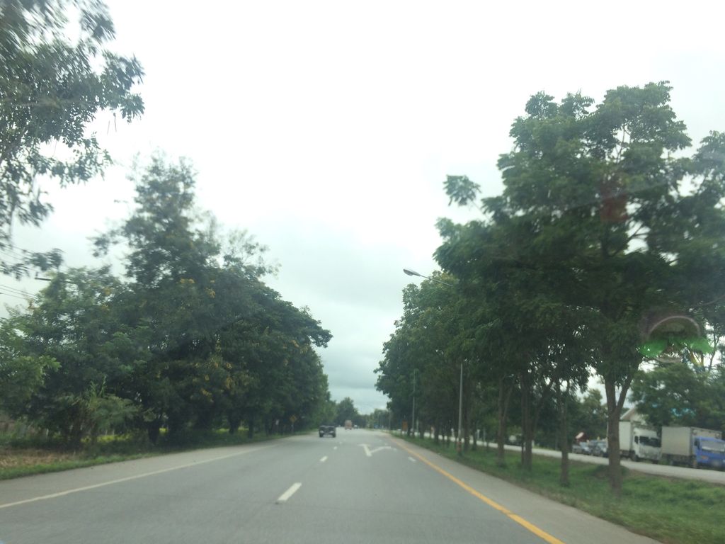 ภาพถนนตรงที่ Buasiri Buasalee - บัวศิริ บัวสลี ตั้งอยู่ ถ่ายโดย prasert พ.ศ. 2559 (2016) · A street-level view of where Buasiri Buasalee - บัวศิริ บัวสลี stands, by prasert in 2559 (2016)