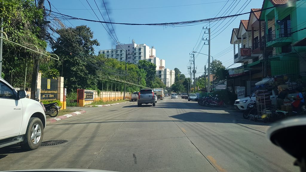 ภาพถนนตรงที่ ร้านทะเลทองเชียงราย ตั้งอยู่ ถ่ายโดย igorzo พ.ศ. 2562 (2019) · A street-level view of where ร้านทะเลทองเชียงราย · Ran Thale Thong Chiang Rai stands, by igorzo in 2562 (2019)