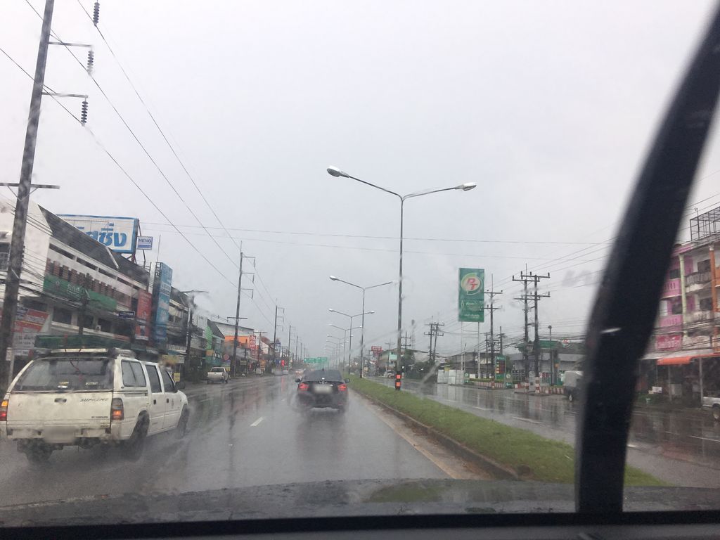 ภาพถนนตรงที่ มั่งมี หมูสด ตั้งอยู่ ถ่ายโดย wapriz พ.ศ. 2561 (2018) · A street-level view of where มั่งมี หมูสด · Mangmi Mutda stands, by wapriz in 2561 (2018)