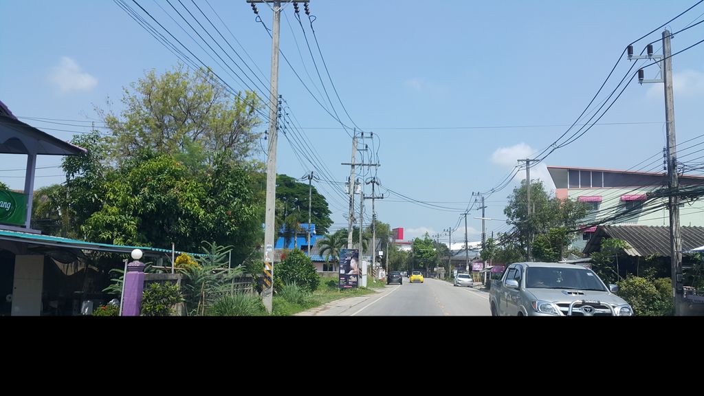 ภาพถนนตรงที่ ร้านซาลาเปาคุณยาย ตั้งอยู่ ถ่ายโดย jrcarlsen พ.ศ. 2560 (2017) · A street-level view of where ร้านซาลาเปาคุณยาย · Ran Salapao Khunyai stands, by jrcarlsen in 2560 (2017)