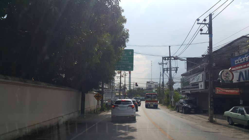ภาพถนนตรงที่ Grace Wedding Studio ตั้งอยู่ ถ่ายโดย jrcarlsen พ.ศ. 2560 (2017) · A street-level view of where Grace Wedding Studio stands, by jrcarlsen in 2560 (2017)