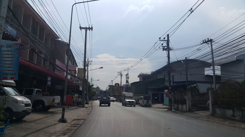 ภาพถนนตรงที่ ชาบูแม่ลูกดก เชียงราย ตั้งอยู่ ถ่ายโดย jrcarlsen พ.ศ. 2560 (2017) · A street-level view of where ชาบูแม่ลูกดก เชียงราย · Shabu Mae Luk Dok Chiang Rai stands, by jrcarlsen in 2560 (2017)