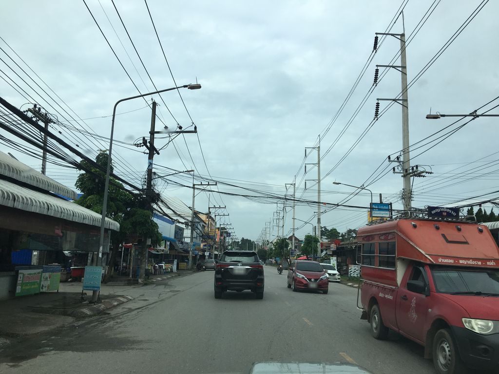 ภาพถนนตรงที่ ลุงดาบ ยาดอง ตั้งอยู่ ถ่ายโดย wapriz พ.ศ. 2561 (2018) · A street-level view of where ลุงดาบ ยาดอง · Lungdap Yatong stands, by wapriz in 2561 (2018)