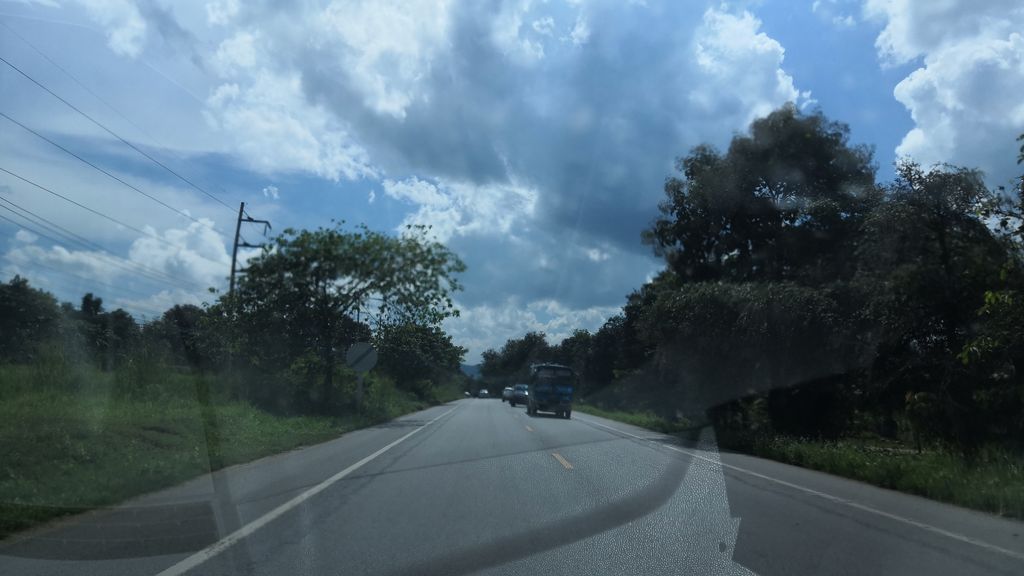 ภาพถนนตรงที่ ตราวัวคู่ ตั้งอยู่ ถ่ายโดย charlesano พ.ศ. 2561 (2018) · A street-level view of where ตราวัวคู่ · Traowakhu stands, by charlesano in 2561 (2018)