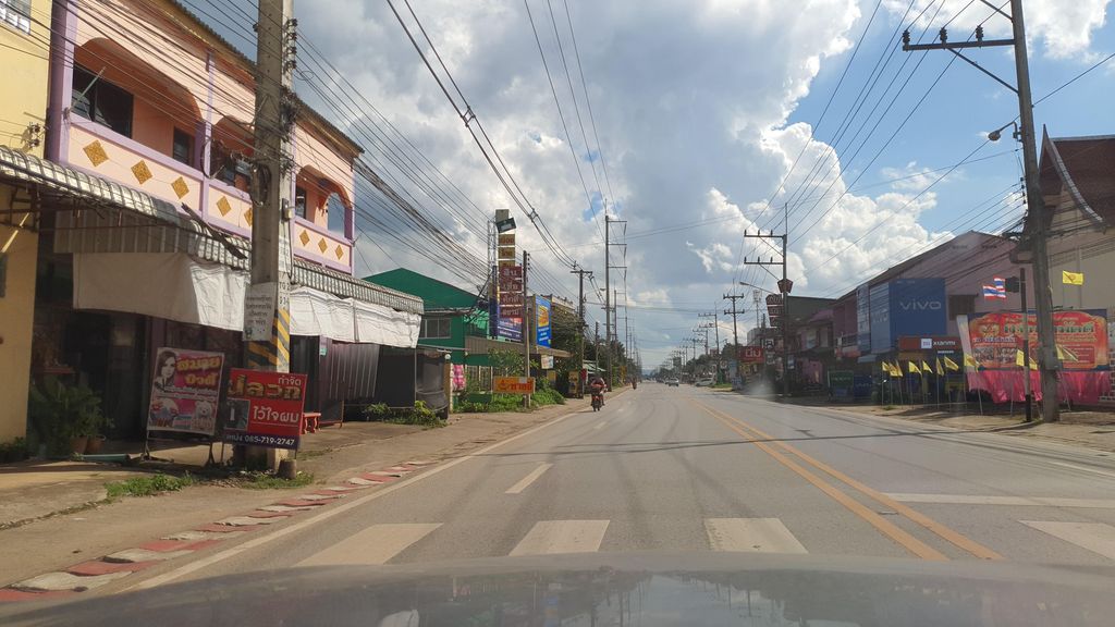 ภาพถนนตรงที่ ฉิมพลี มินิมาร์ท ตั้งอยู่ ถ่ายโดย jrcarlsen พ.ศ. 2564 (2021) · A street-level view of where ฉิมพลี มินิมาร์ท · Chimphli Mini Mart stands, by jrcarlsen in 2564 (2021)