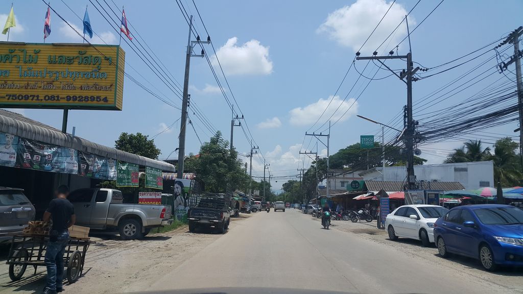 ภาพถนนตรงที่ Hop chafe' chiangrai สาขา น้ำลัด ตั้งอยู่ ถ่ายโดย jrcarlsen พ.ศ. 2560 (2017) · A street-level view of where Hop chafe' chiangrai สาขา น้ำลัด stands, by jrcarlsen in 2560 (2017)
