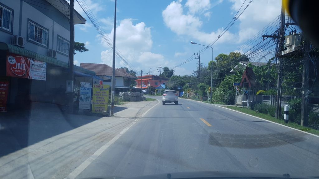 ภาพถนนตรงที่ คาเฟ่ ฟิลด์ฟาร์ม ตั้งอยู่ ถ่ายโดย silamanee พ.ศ. 2561 (2018) · A street-level view of where คาเฟ่ ฟิลด์ฟาร์ม · Café Finfam stands, by silamanee in 2561 (2018)