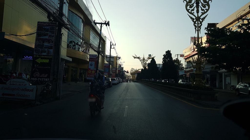 ภาพถนนตรงที่ KTM Chiangrai ตั้งอยู่ ถ่ายโดย igorzo พ.ศ. 2562 (2019) · A street-level view of where KTM Chiangrai stands, by igorzo in 2562 (2019)