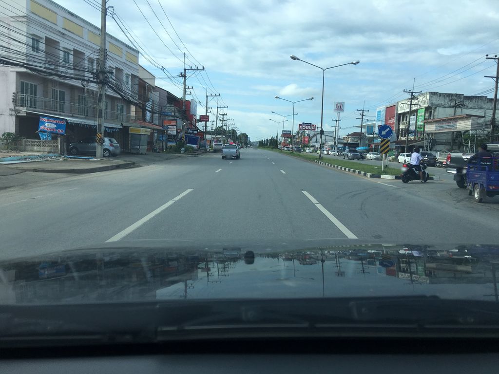 ภาพถนนตรงที่ เฮง เฮง ข้าวมันไก่ตอน ตั้งอยู่ ถ่ายโดย wapriz พ.ศ. 2561 (2018) · A street-level view of where เฮง เฮง ข้าวมันไก่ตอน · Heng Heng Khaoman Kaiton stands, by wapriz in 2561 (2018)